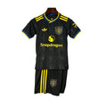 KIT INFANTIL DO MANCHESTER UNITED 25/26 PRETO
